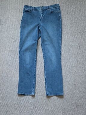 Gloria Vanderbilt Classic Mid-Blue Straight Leg Jeans